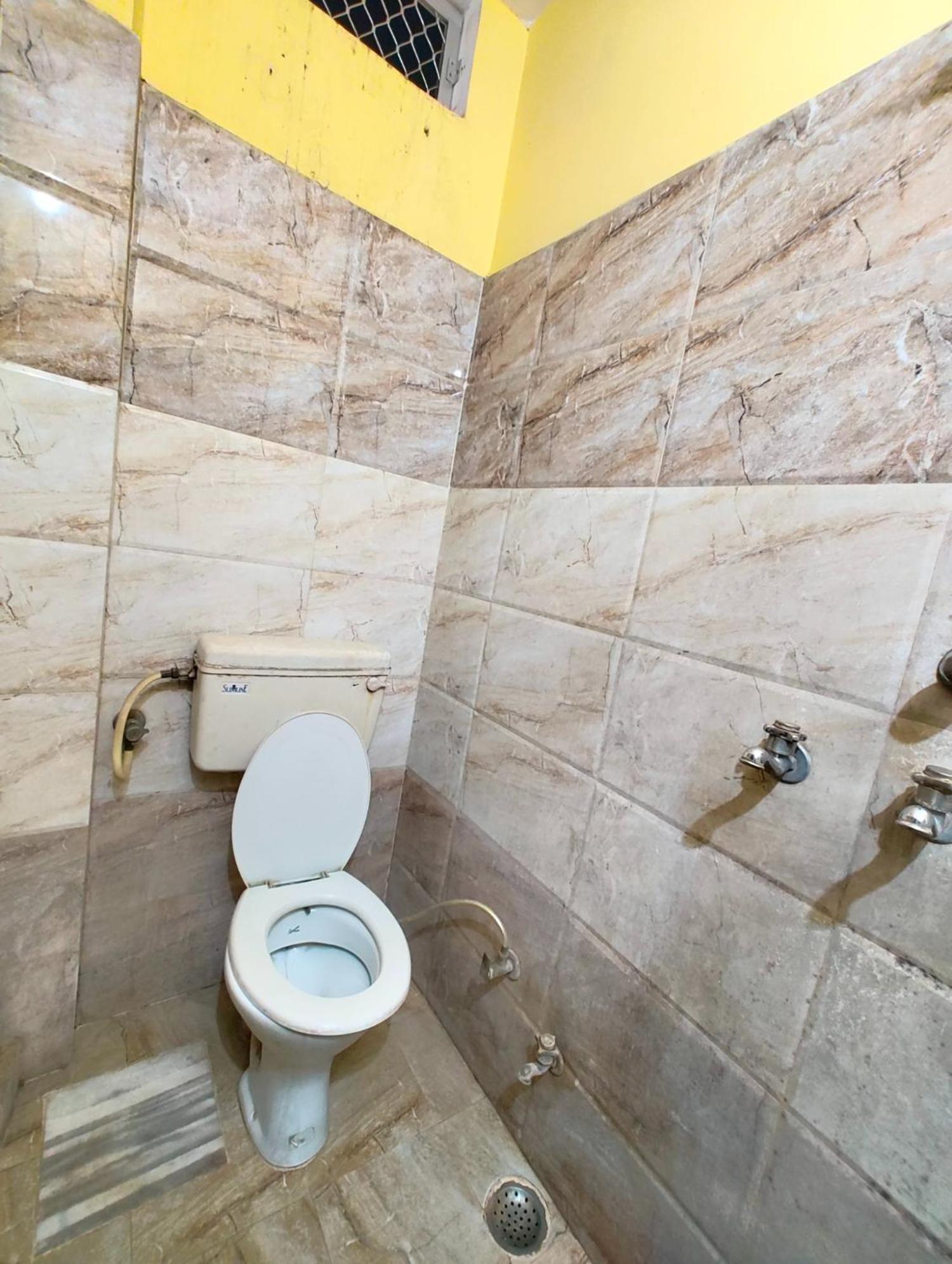 A Premium Kashi - Fully Air Conditioned At Prime Location - Near Ganga Ghat And Walking Kashi Vishwanath Temple - Hygiene & Spacious - With Wifi Facilities - Besat In